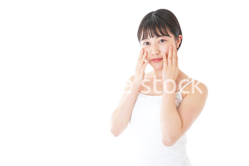 肌のケアをする若い女性