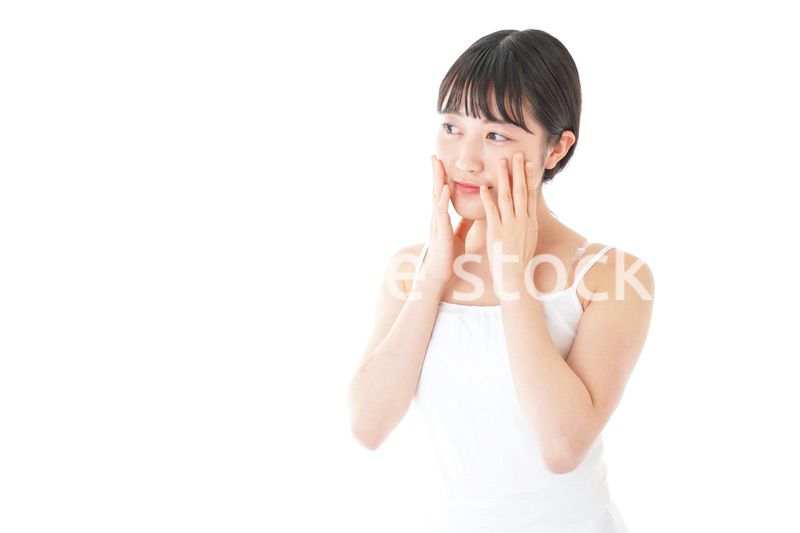 肌のケアをする若い女性