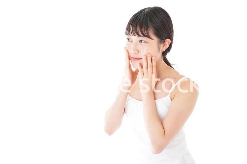 肌のケアをする若い女性