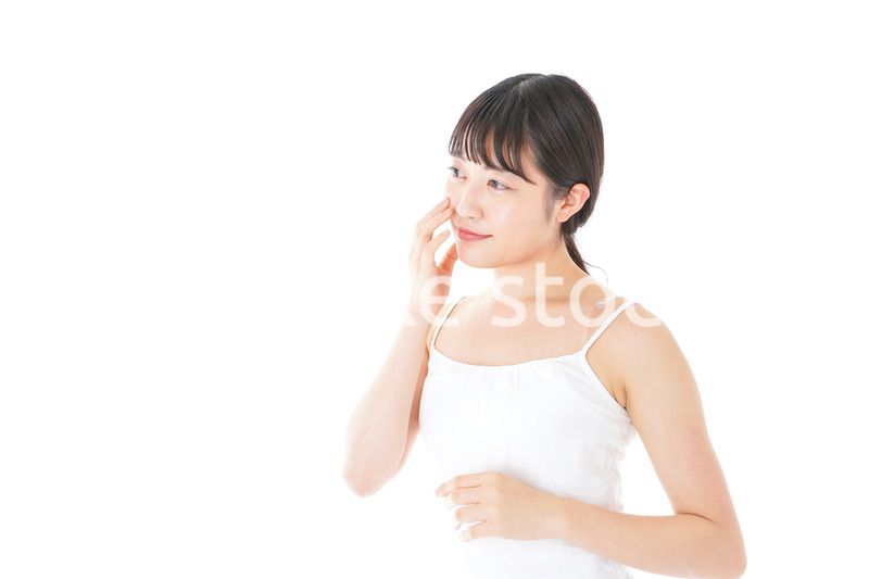 肌のケアをする若い女性