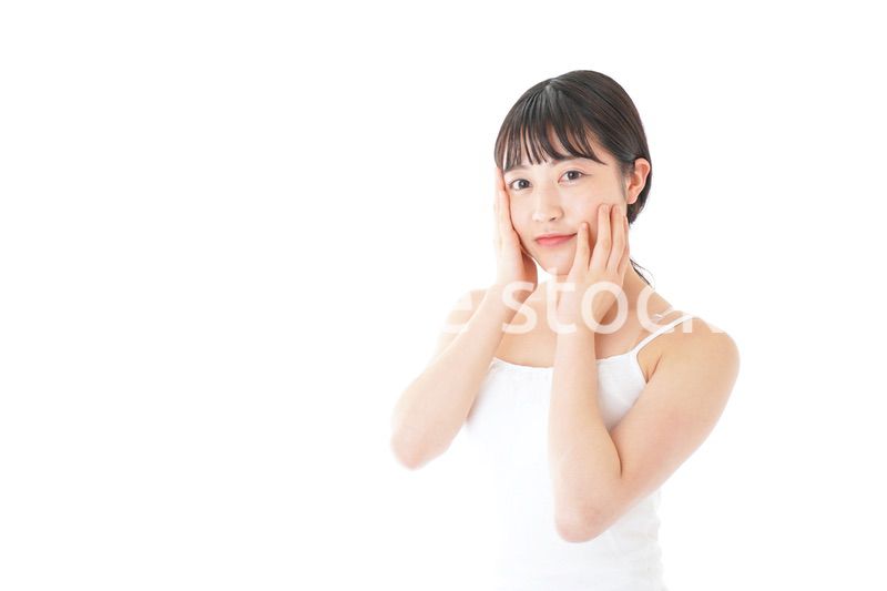 肌のケアをする若い女性