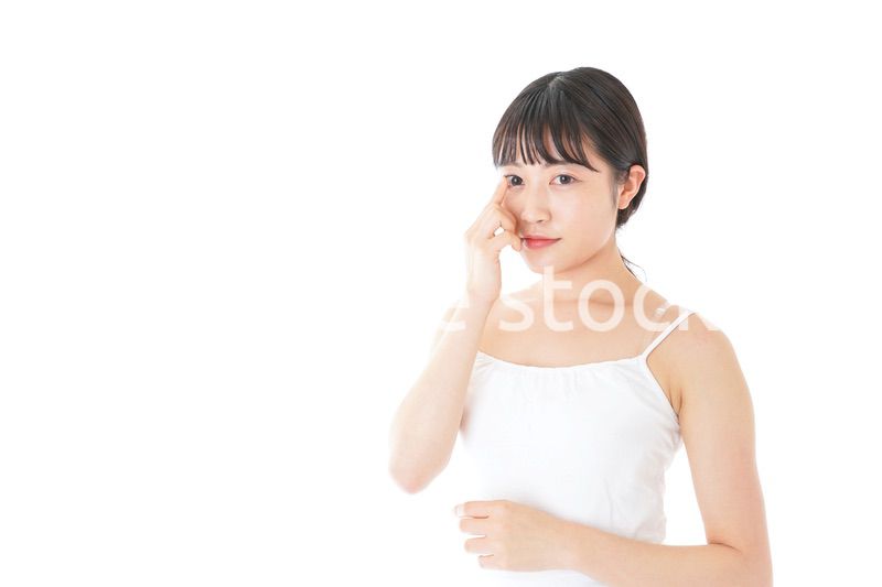 コンタクトレンズの装着をする若い女性