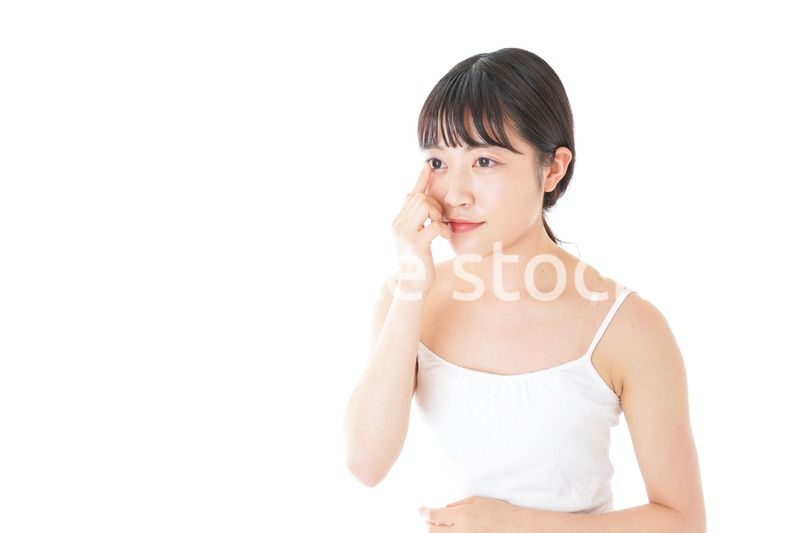 コンタクトレンズの装着をする若い女性