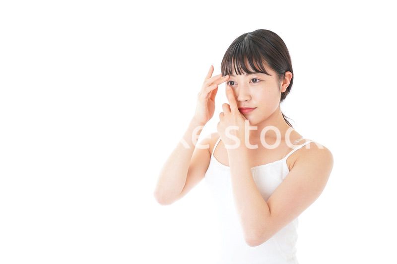 コンタクトレンズの装着をする若い女性