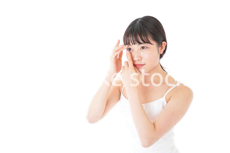 コンタクトレンズの装着をする若い女性