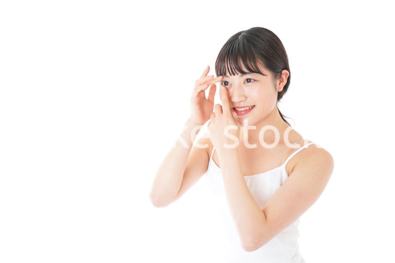 コンタクトレンズの装着をする若い女性