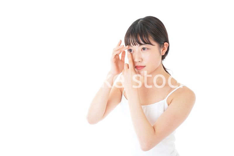コンタクトレンズの装着をする若い女性