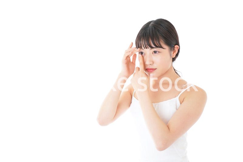 コンタクトレンズの装着をする若い女性