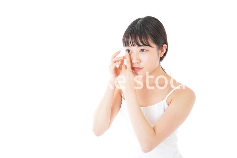 コンタクトレンズの装着をする若い女性