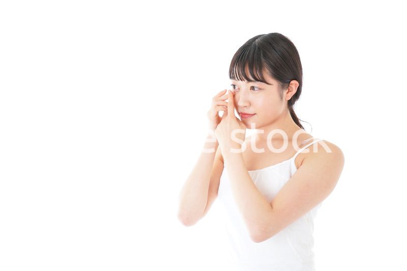 コンタクトレンズの装着をする若い女性