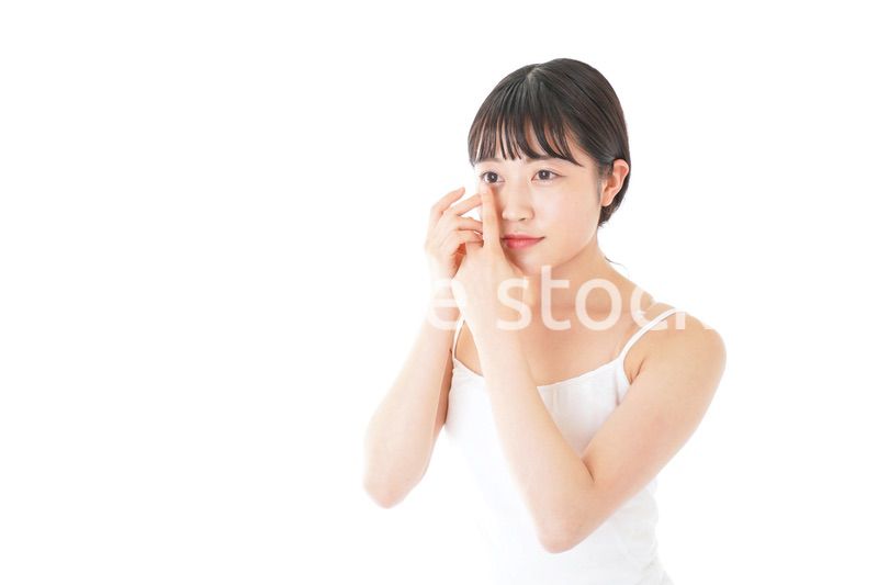 コンタクトレンズの装着をする若い女性