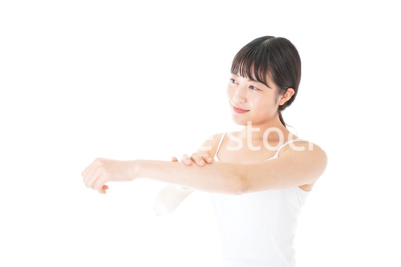 乾燥肌の対策をする若い女性