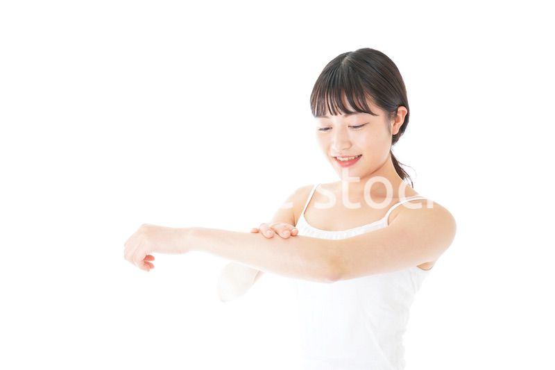 乾燥肌の対策をする若い女性