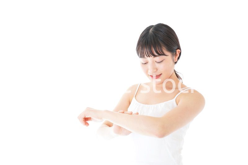 乾燥肌の対策をする若い女性