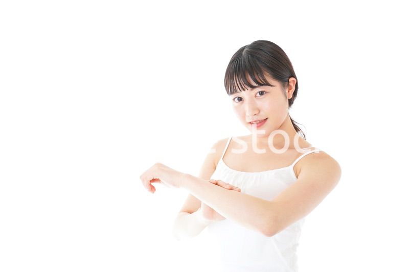 乾燥肌の対策をする若い女性