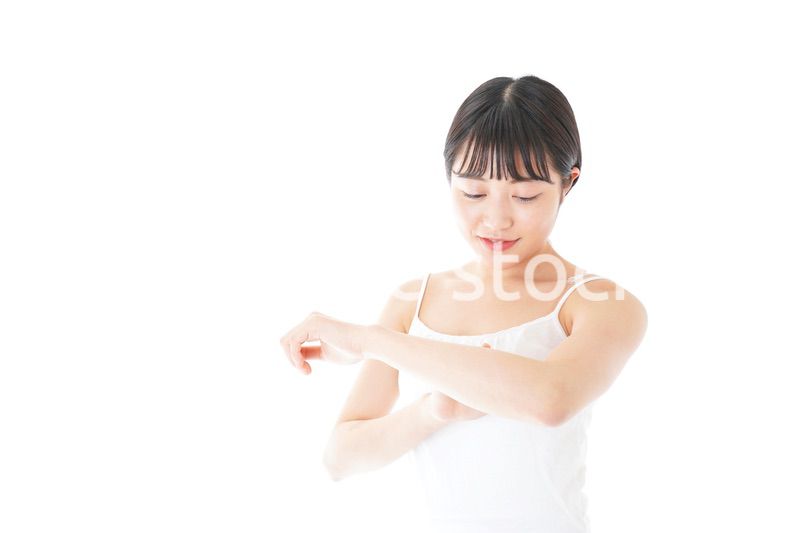 乾燥肌の対策をする若い女性