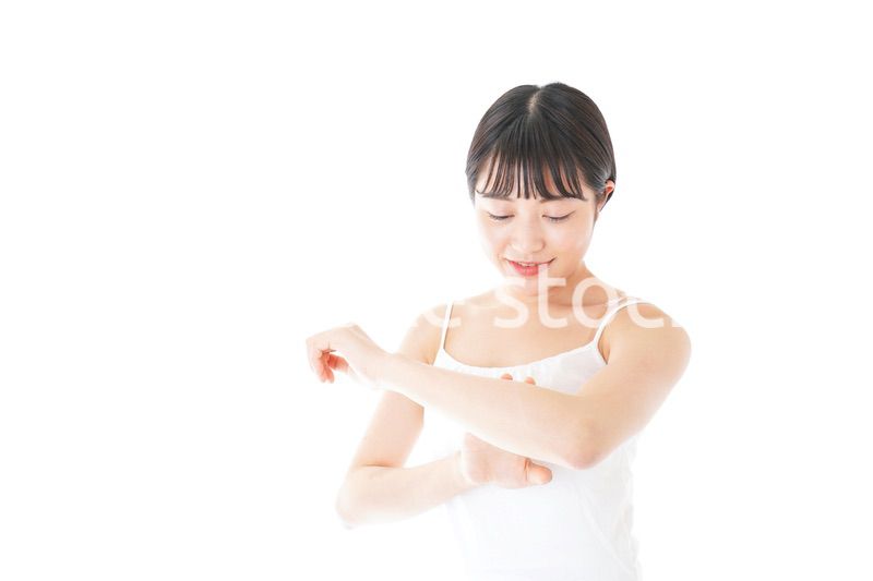 乾燥肌の対策をする若い女性