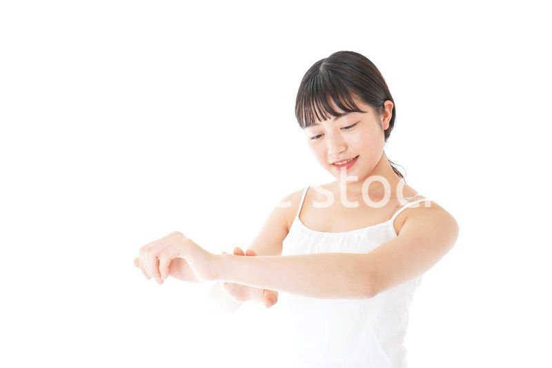 乾燥肌の対策をする若い女性