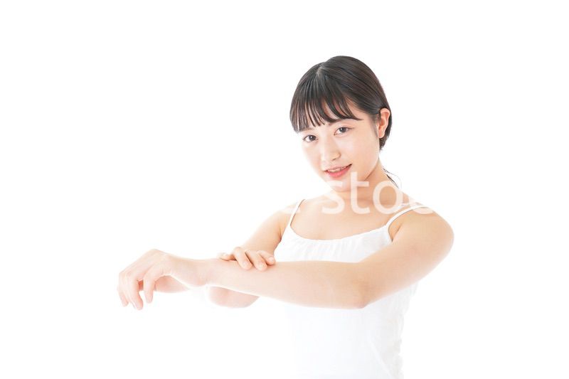 乾燥肌の対策をする若い女性