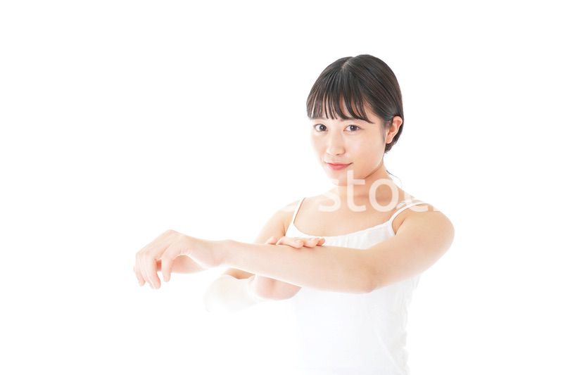 乾燥肌の対策をする若い女性