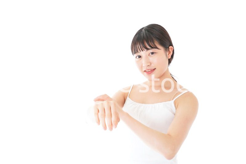 乾燥肌の対策をする若い女性
