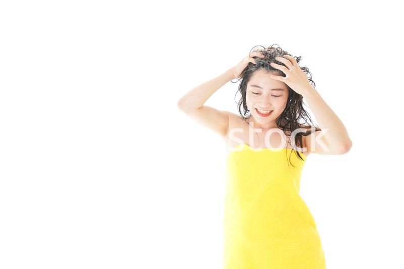 シャンプーをする若い女性