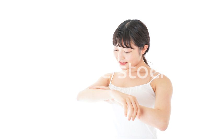 乾燥肌の対策をする若い女性