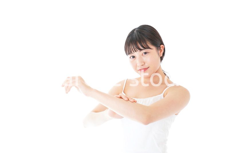 乾燥肌の対策をする若い女性