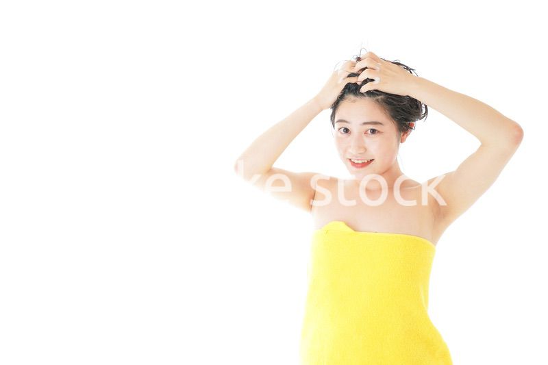 シャンプーをする若い女性