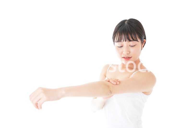 乾燥肌の対策をする若い女性