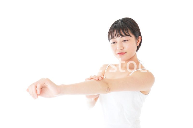 乾燥肌の対策をする若い女性