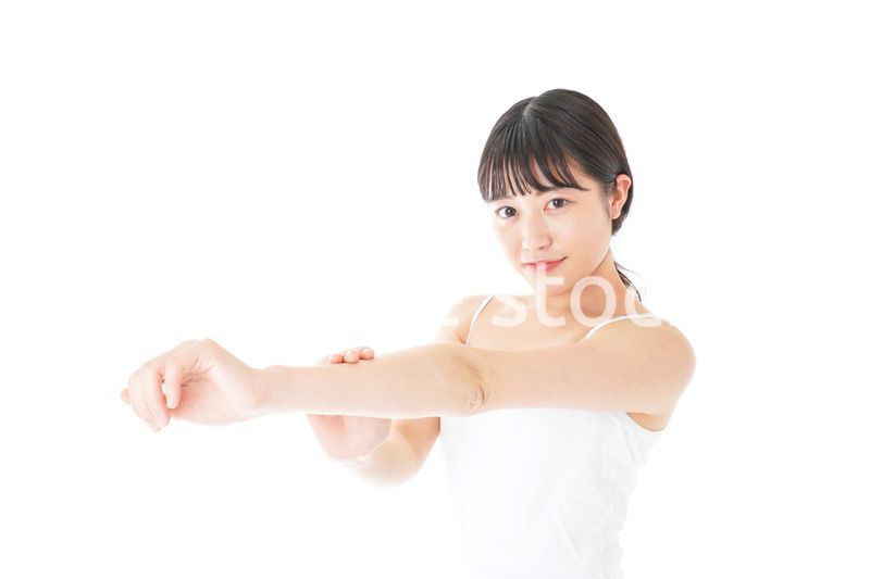 乾燥肌の対策をする若い女性