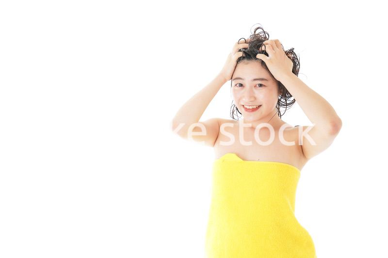 シャンプーをする若い女性