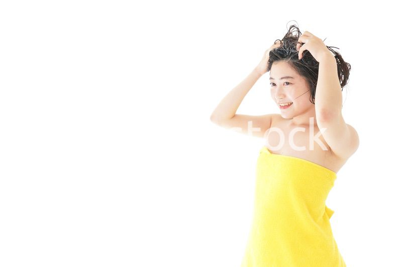 シャンプーをする若い女性