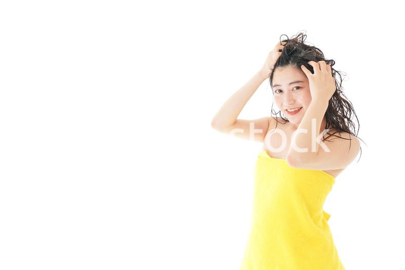 シャンプーをする若い女性