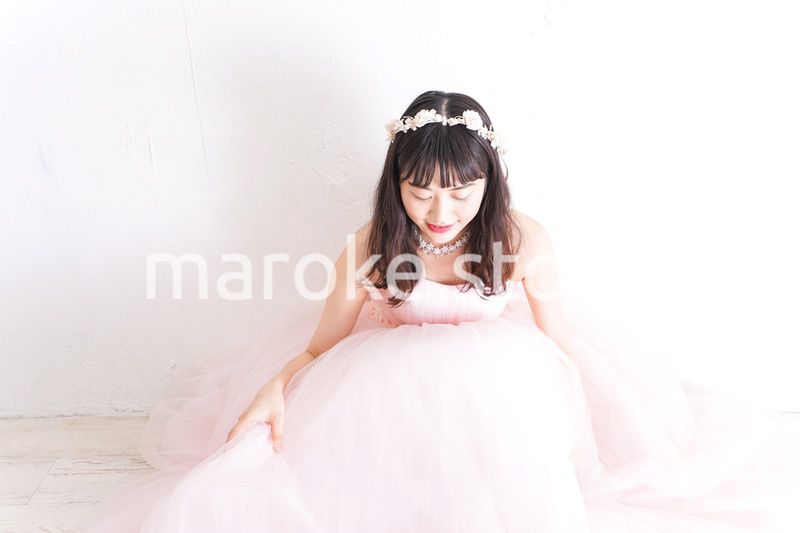 ウエディングドレスを着た笑顔の新婦