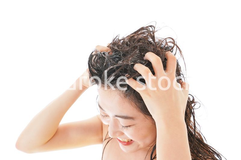 シャンプーをする若い女性