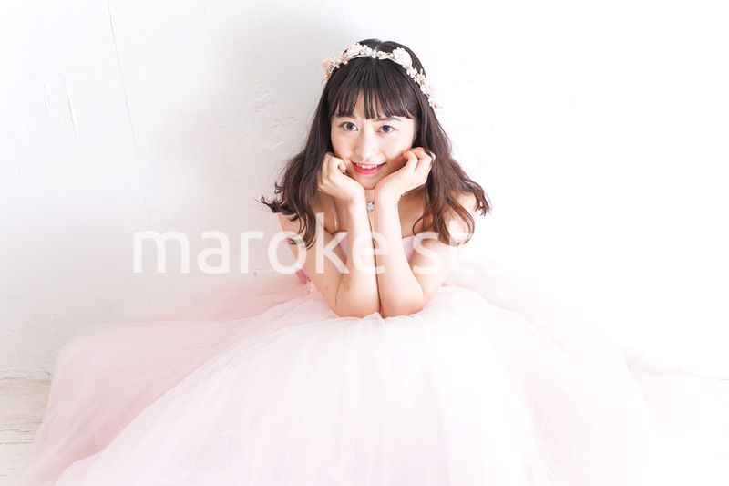 ウエディングドレスを着た笑顔の新婦