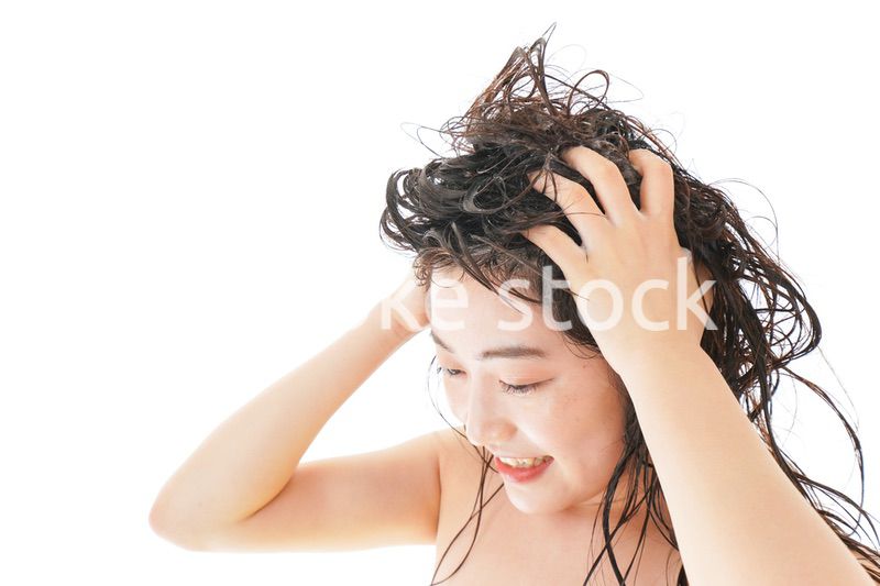 シャンプーをする若い女性