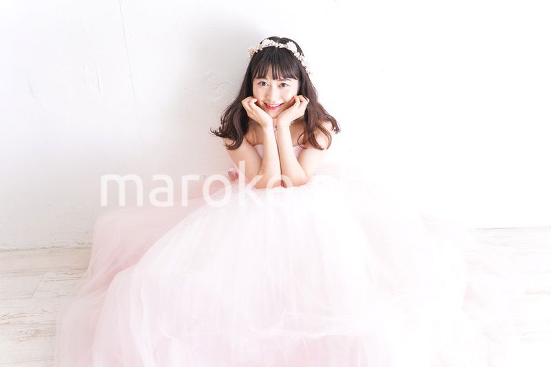 ウエディングドレスを着た笑顔の新婦