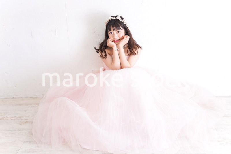 ウエディングドレスを着た笑顔の新婦