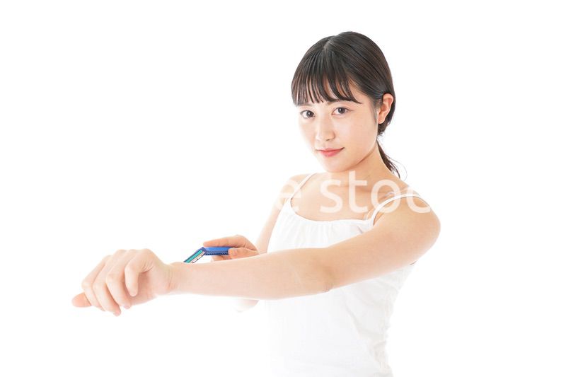 毛を剃る若い女性