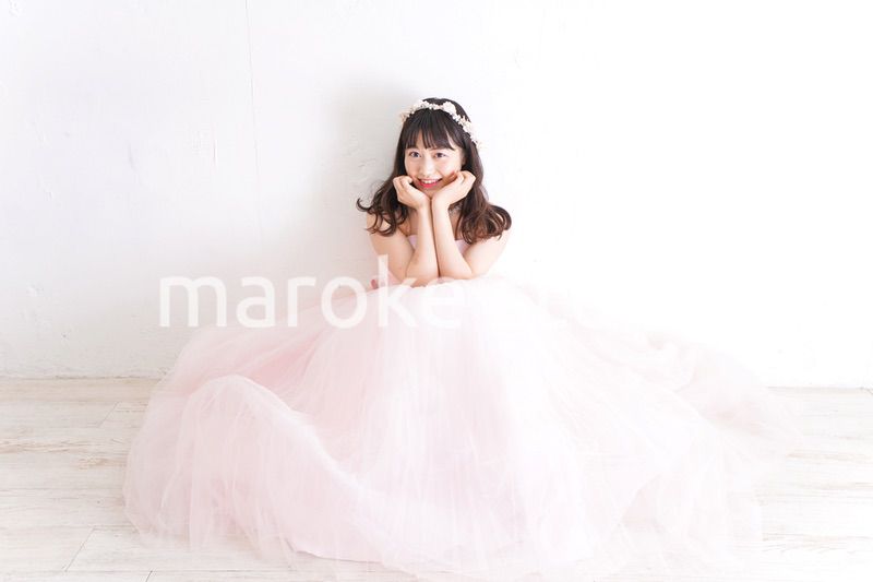 ウエディングドレスを着た笑顔の新婦