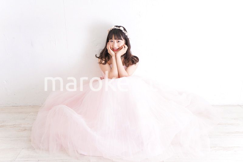 ウエディングドレスを着た笑顔の新婦