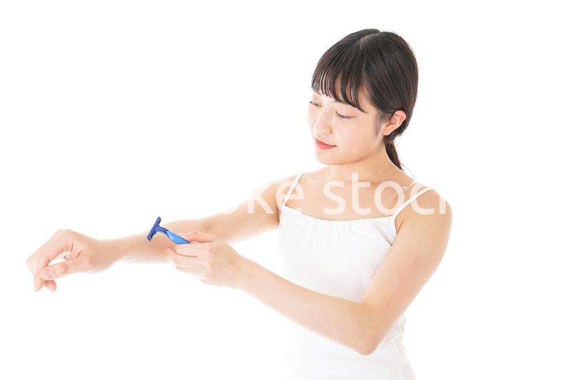 毛を剃る若い女性