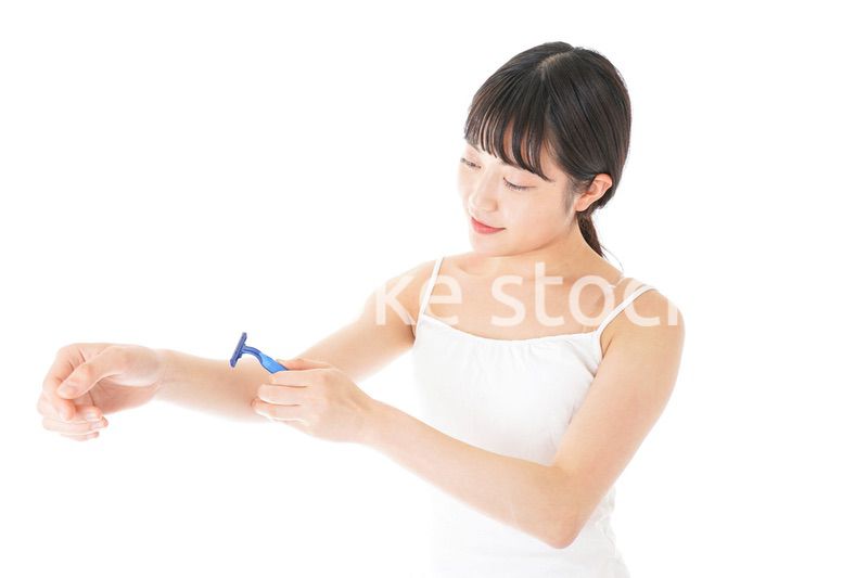 毛を剃る若い女性