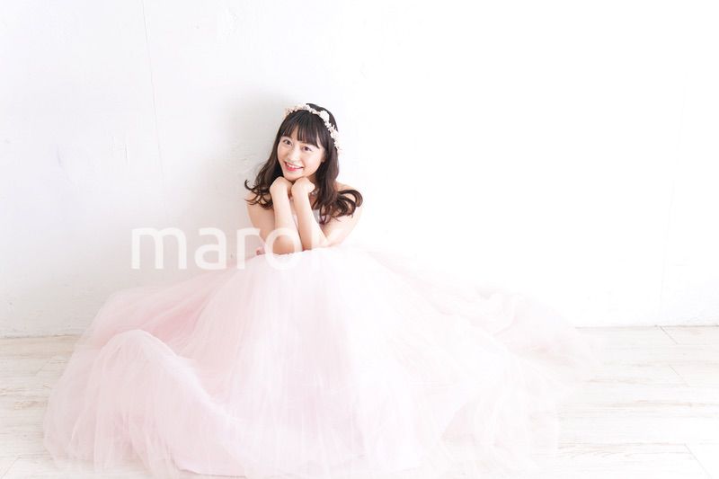 ウエディングドレスを着た笑顔の新婦