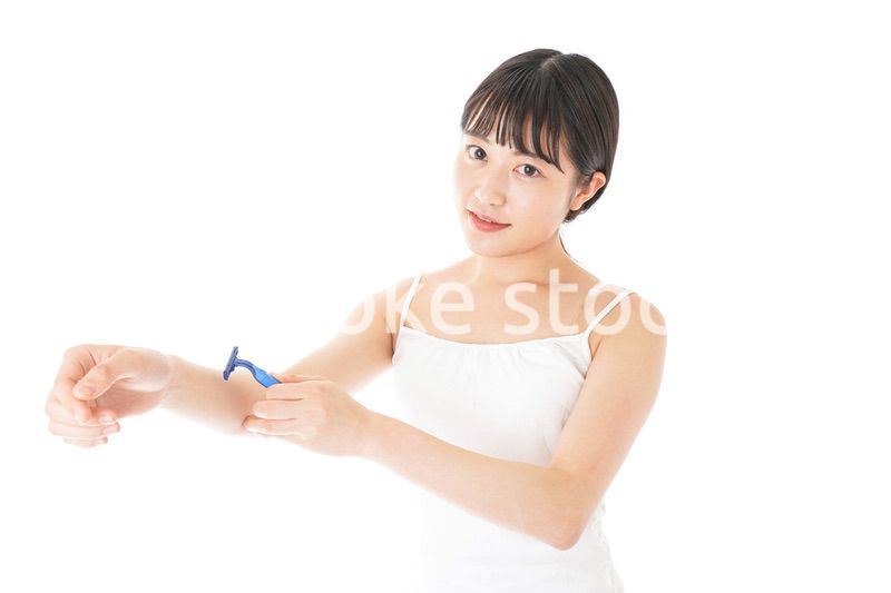 毛を剃る若い女性