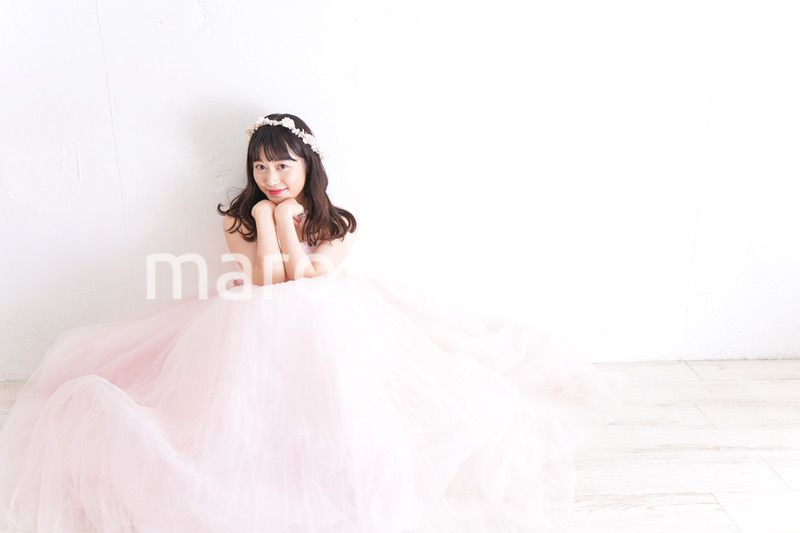 ウエディングドレスを着た笑顔の新婦