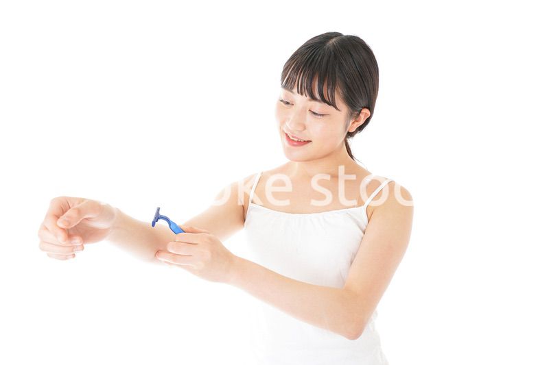 毛を剃る若い女性